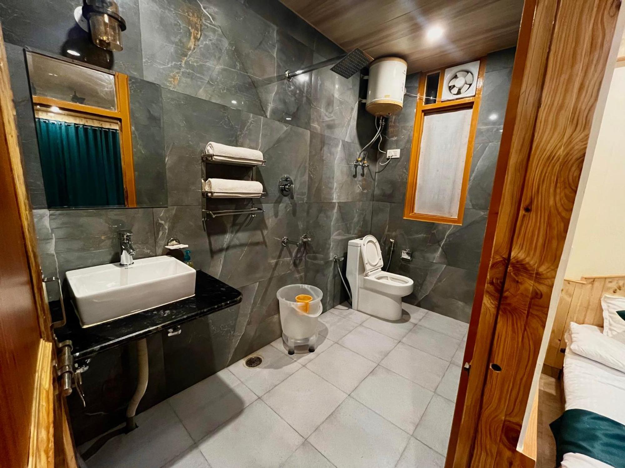 Hotel Mid Orchard Kasol L River Side -Pure Veg Hotel מראה חיצוני תמונה